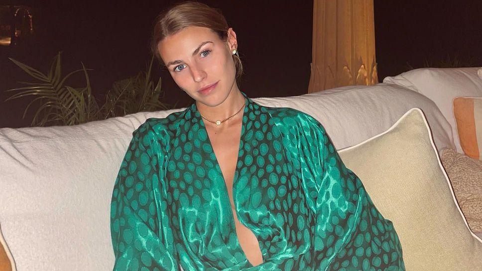 Синеоката Сара омайва с перфектното си тяло