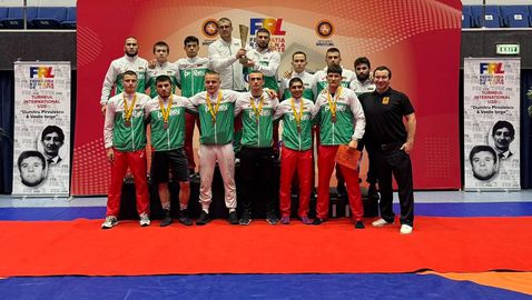 Класиците с отборната купа на турнира в Румъния