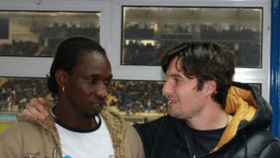 Ричaрд Еромоигбе в компанията на Йовов, утре в лагера на Левски (видео)