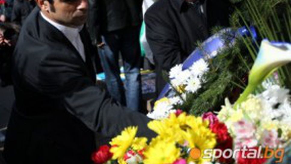 "Сините" поднасят венци на паметника на Васил Левски