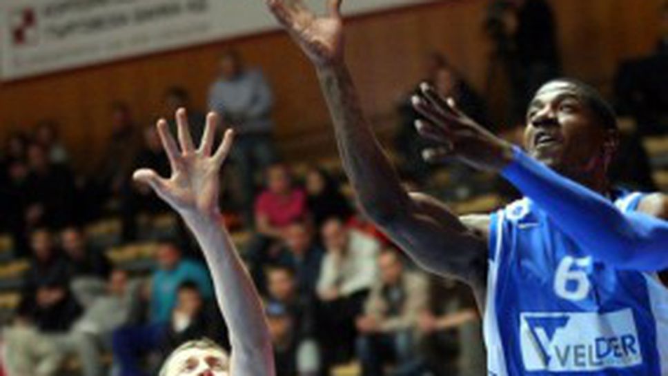 Говедаров подарява букет цветя на рожденика Арън Харпър (видео)