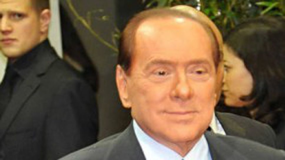 Берлускони отпразнува четвърт век начело на Милан и открехна вратата за Кака