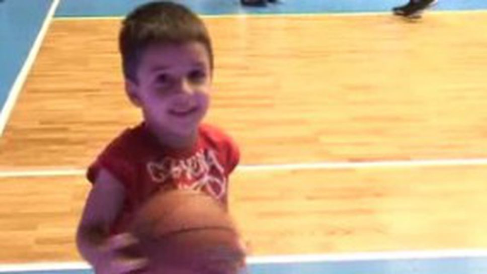 Вижте най-малкия баскетболист в зала "Универсиада" (видео)