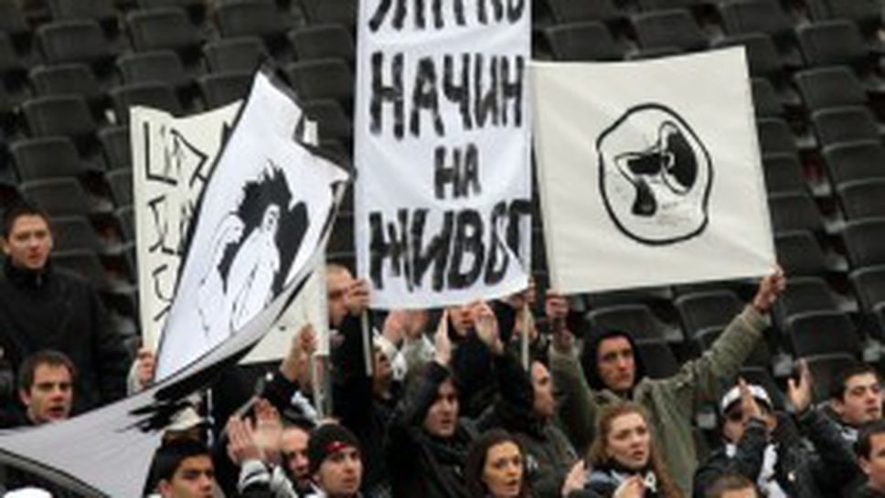 Агитката на Славия пак срещу Венци: Ти си до време, клубът е вечен