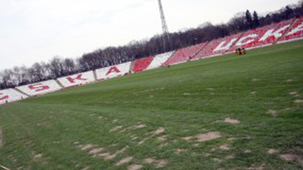 Странни дупки зеят на новия терен на "Армията" (снимки)