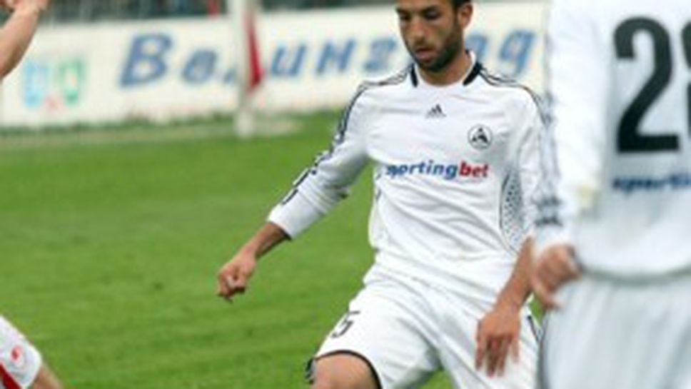 Полузащитник на Славия подновява тренировки до 15 дни