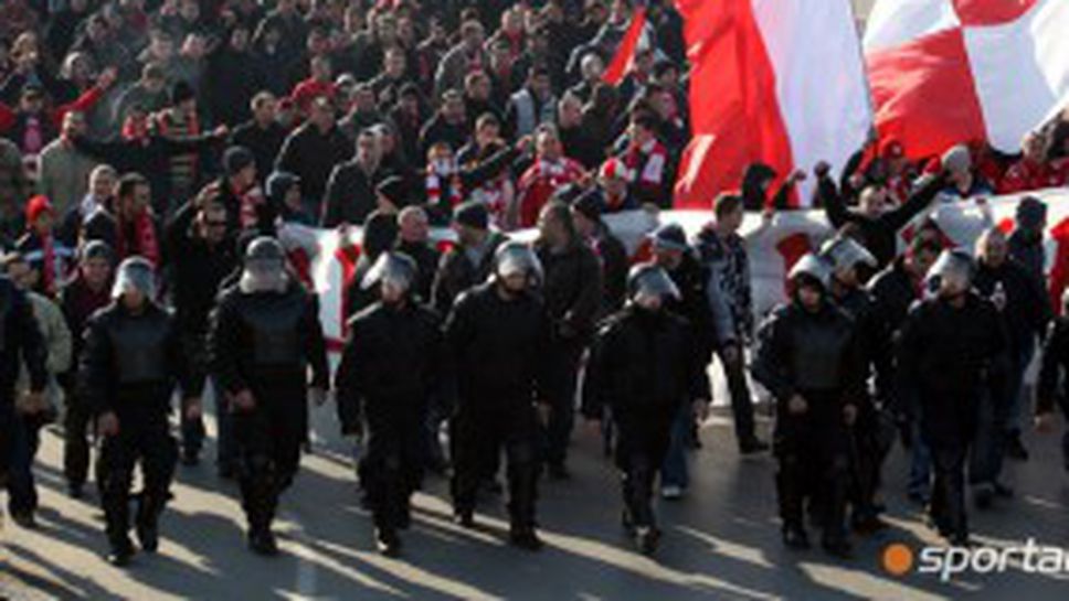 Полицията нахлу в домовете на фенове на ЦСКА - 9 арестувани (видео)