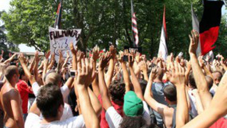 1000 тифози на Милан надъхват любимците часове преди дербито