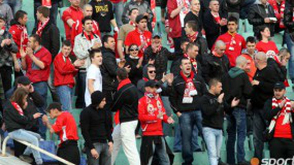 Мощна подкрепа за ЦСКА в Плевен, феновете здраво надъхани за победа