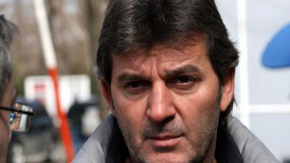 Емо Костадинов продължава да иска мястото на Левски