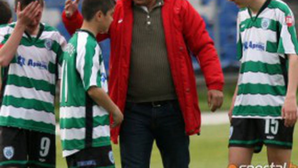 Вижте как Стоичков мотивира и успокоява децата във финала и след него (СНИМКИ+ВИДЕО)