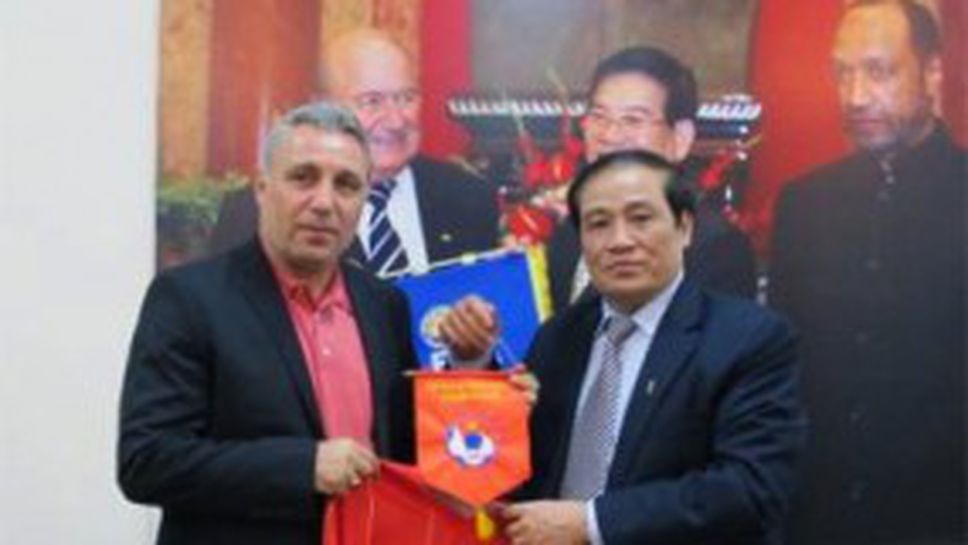 Стоичков от Виетнам: Не си мислете, че тук не разбират от футбол