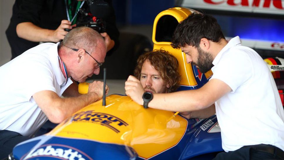 Фетел ще кара шампионския болид на Менсъл в неделя