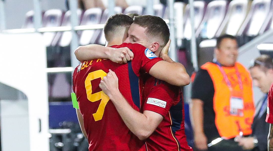 Испания мина по трудния път, но е на полуфиналите на Европейското за младежи