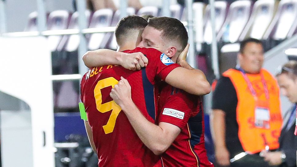 Испания мина по трудния път, но е на полуфиналите на Европейското за младежи