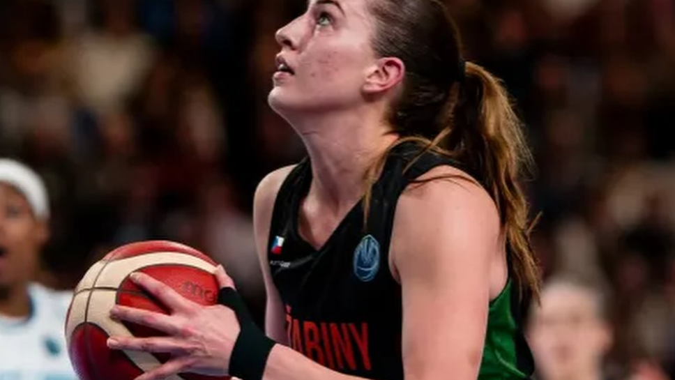 Американската баскетболистка Стефани Костович която е в процес на получаване