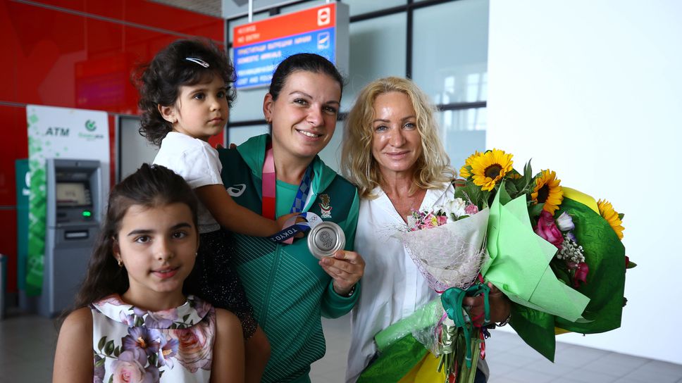 Сребърната медалистка Антоанета Костадинова и Мария Гроздева се прибраха от Токио