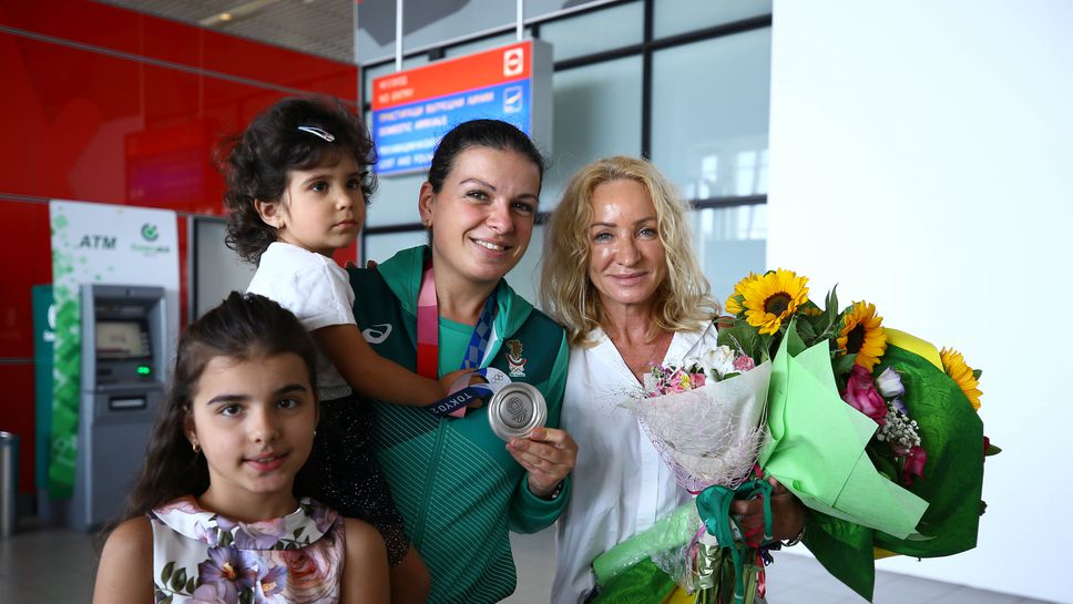 Водете децата си в залите - призова Антоанета Костадинова при официалното си посрещане в родния Търговище
