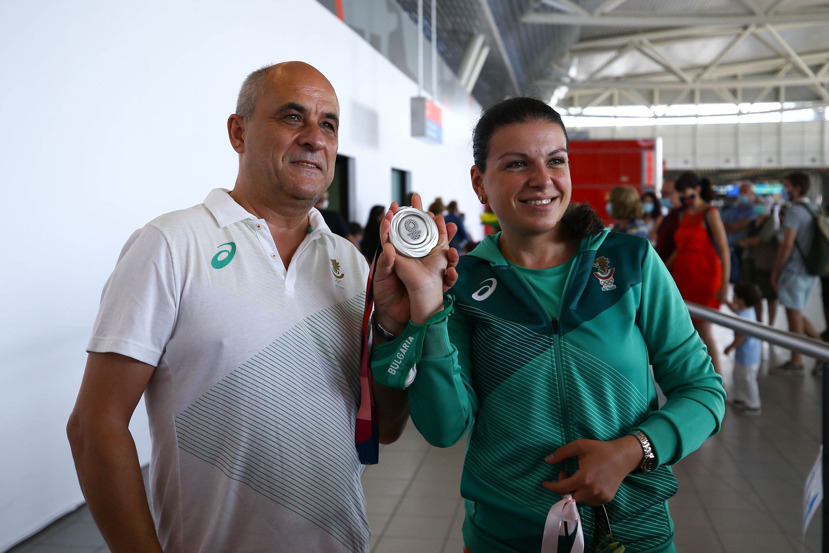 Сребърната медалистка Антоанета Костадинова и Мария Гроздева се прибраха от Токио