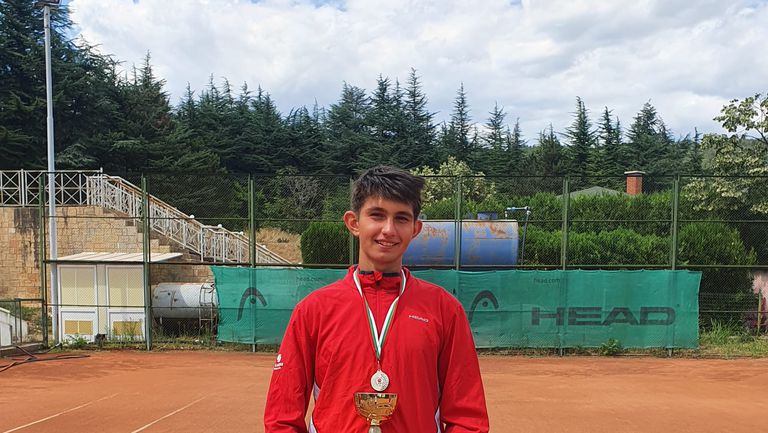 В България Арис тренира от 9 годишна възраст в тенис клуб Малееви при