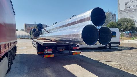  Разтовариха пилоните за осветлението на 