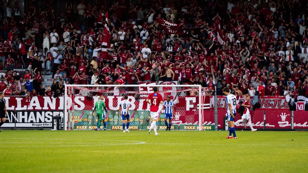 Разгромна победа за Велков и Вейле