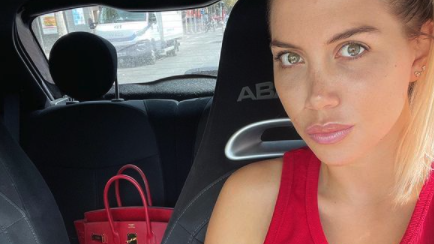 Уанда Нара събра погледите край басейна