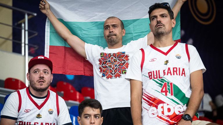 Феновете на националния отбор на България разположиха няколко български знамена