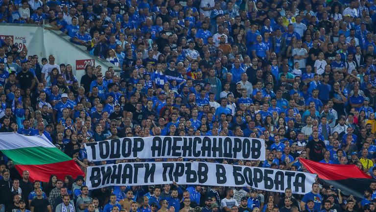 Феновете на Левски избухнаха от радост след първия гол в