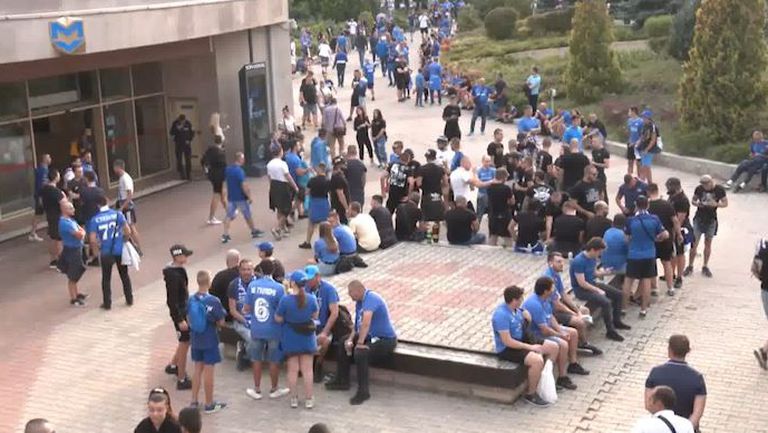 Много сини фенове започнаха да прииждат на националния стадион Васил