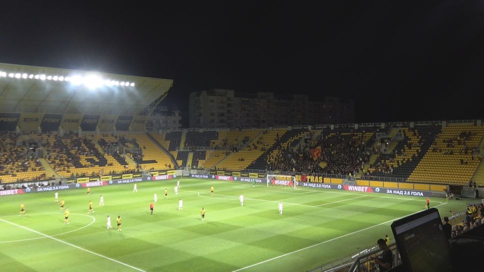 Аплаузи за Петър Хубчев в петата минута на мача в Пловдив