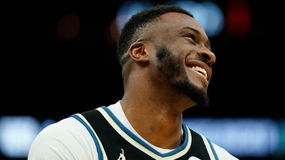 Танасис Адетокунбо се завръща в Милуоки Бъкс след като отсъства