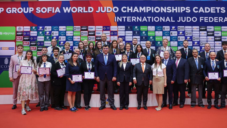 Международната федерация награди българските съдии и организаторите на Световното в София