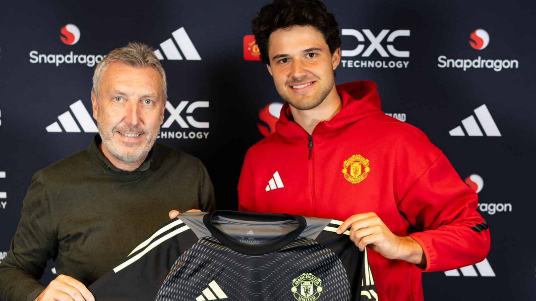 Манчестър Юнайтед купи съотборник на български национал