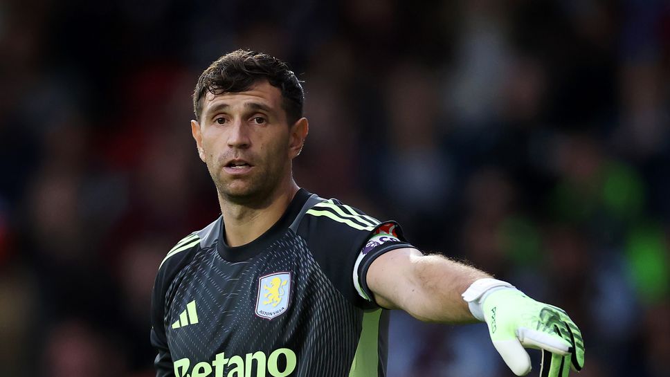 Астън Вила получи оферта за Емилиано Мартинес