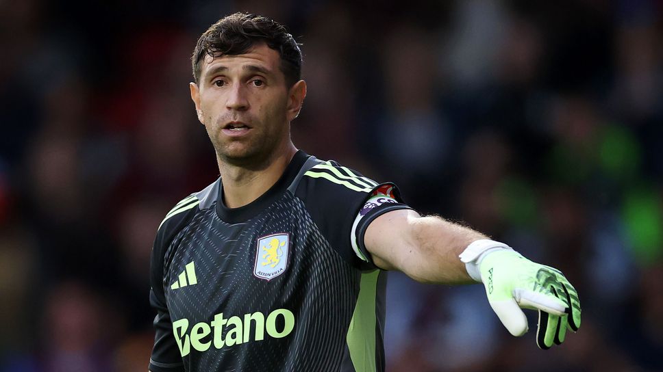 Астън Вила получи оферта за Емилиано Мартинес