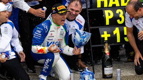  Исак Хаджар счупи купата, която получи на подиума 