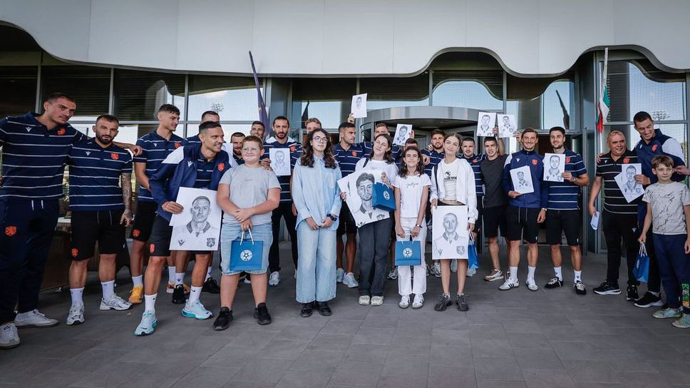 Футболистите на България се срещнаха с деца от Летния курс към НХА