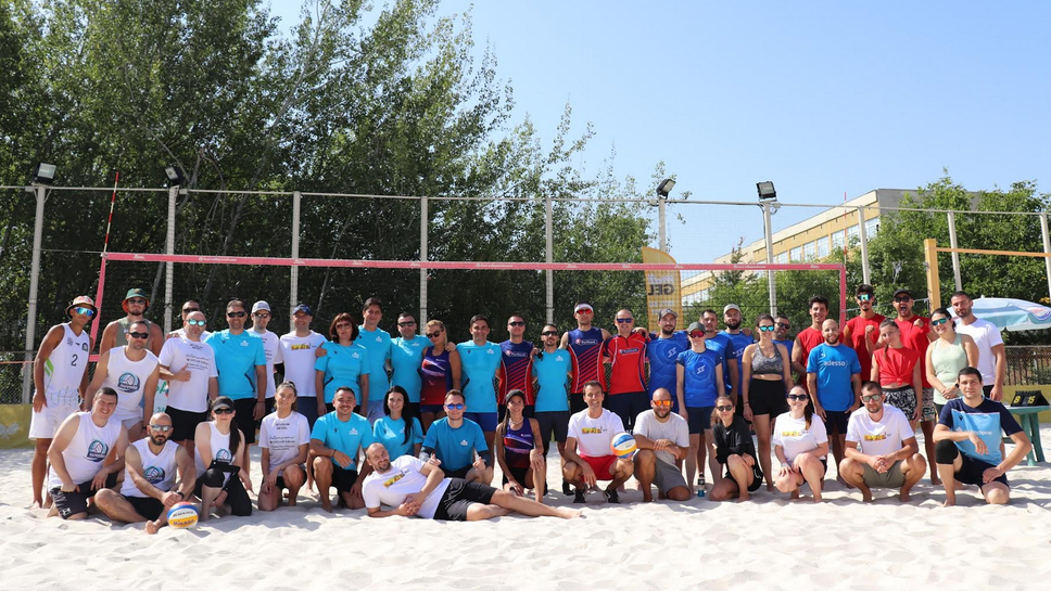 Благотворителният турнир по плажен волейбол Отборът на героите осигури 2000