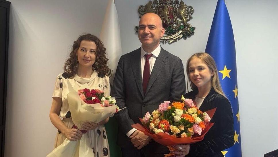 Световната шампионка на бухалки Стилияна Николова получи "Златна роза" от министъра на туризма Илин Димитров