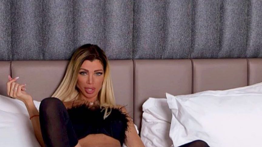 Скандален модел провокира в пиперлива поза