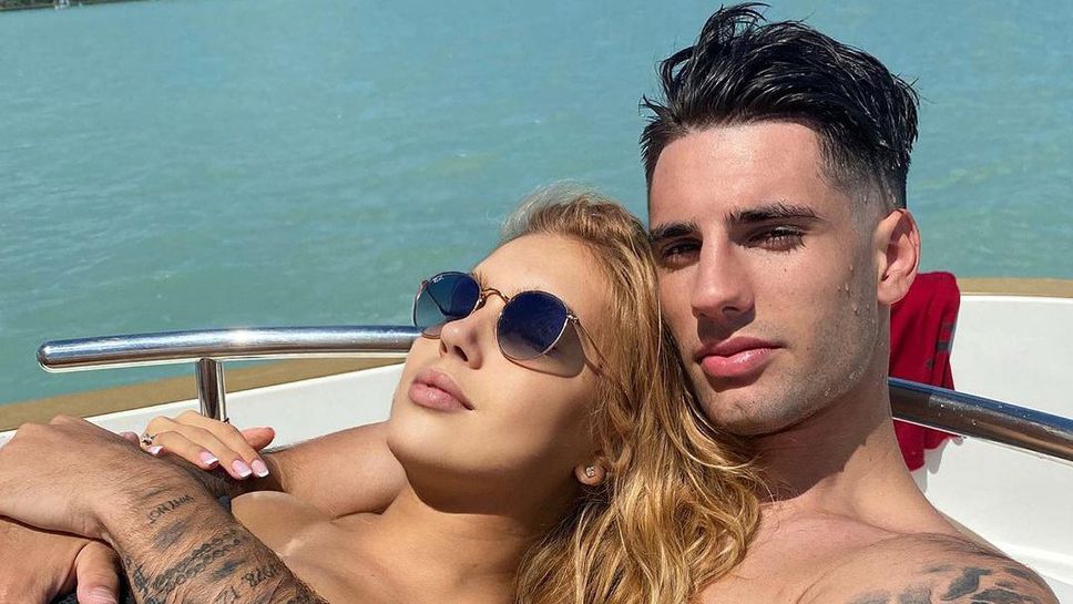 Футболна половинка не спира да показва секси извивки