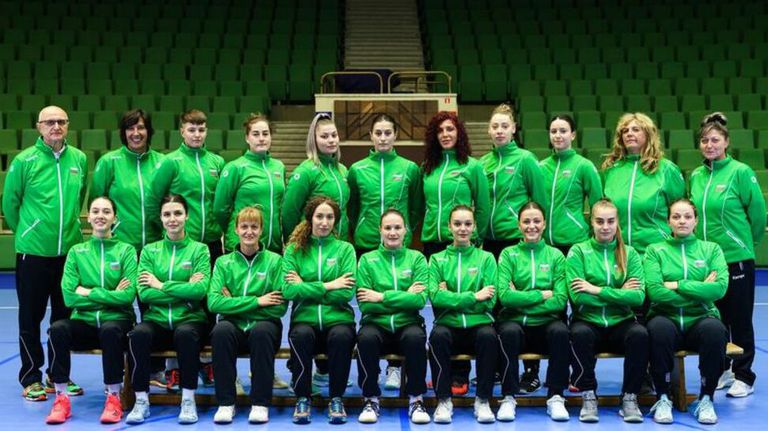 Националният отбор на България по хандбал за жени победи клубния