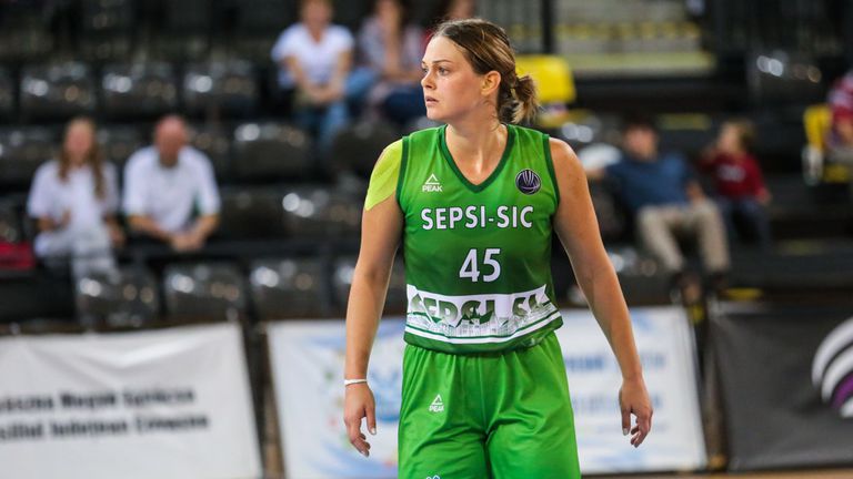 Капитанът на женския национален отбор по баскетбол Борислава Христова игра