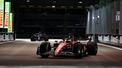 Грешка на Ред Бул позволи на Леклер да спечели квалификацията в Сингапур