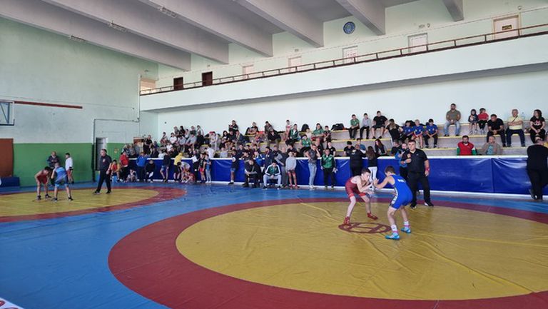 Близо 100 състезатели от страната и чужбина участват на турнир по борба в Разград