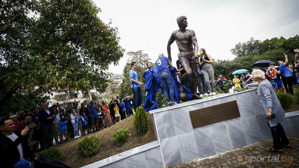 Левски поднесе цветя пред паметника на Гунди
