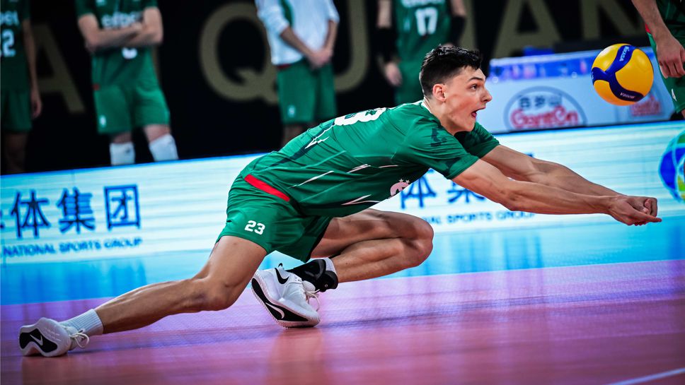 Алекс Николов играе с двойна травма на левия глезен в Китай