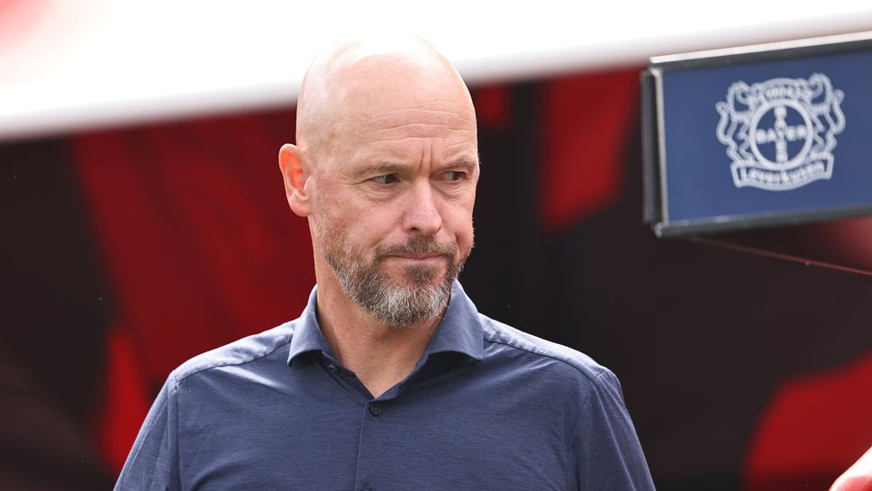 Върху Тен Хаг беше изсипана количка с тор, недоволства агентът му