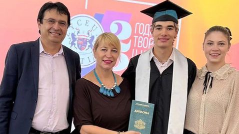 След успешните матури Никола Цолов получи и дипломата си